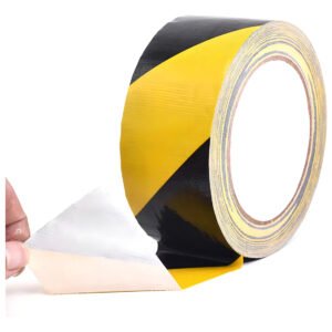 FITA ADESIVA PVC ZEBRADA PRETA/AMARELA 10M PARA DEMARCAÇÃO